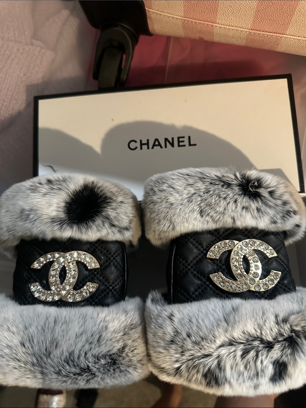 CHANEL Black Quilted Leather Gloves with Grey Fur & Crystal CC Emblem - Picture 8 of 14